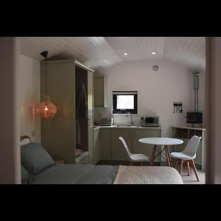 Riverside Retreat 别墅